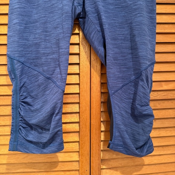 Lululemon Women’s Blue Cropped Athletic Active Leggings Sz 10 - Picture 3 of 7